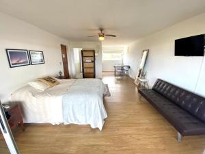 a bedroom with a bed and a couch in it at Loft de Mar in José Ignacio