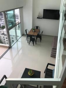 a dining room with a table and chairs at Apartamentos Cartagena Marbella Suite in Cartagena de Indias
