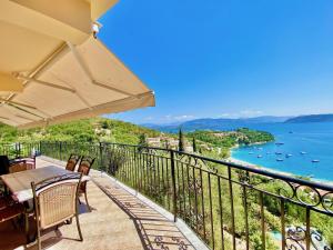 uma varanda com vista para o oceano em Villa Eleni Kalami with private pool by DadoVillas em Kalami