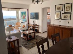 sala de estar con sofá y mesa en Piso alto con gran vista al mar y la isla, Torre Ibiza, en Punta del Este