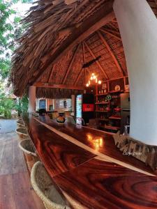un grand bar en bois dans un complexe avec dans l'établissement Carpe Diem Casitas & Villas Mazunte, à Mazunte