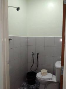 RaRa Homestay Hulu Langat في Kampong Jawa: حمام مع مرحاض ودش