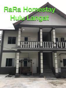 una casa con balcone e scala sul davanti di RaRa Homestay Hulu Langat a Kampong Jawa