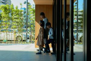 un grupo de personas parados fuera de un edificio en FAV HOTEL KUMAMOTO en Kumamoto