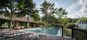 une image d'une piscine dans une maison dans l'établissement Phapok Eco Resort, à Ratchaburi