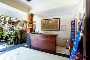 a lobby with a reception desk in a building at Lumbung Sari Ubud Hotel in Ubud +78 photos