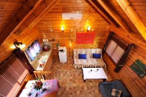 普罗旺斯山谷山林小屋的电视和/或娱乐中心
