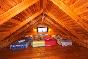 普罗旺斯山谷山林小屋的电视和/或娱乐中心