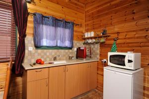 普罗旺斯山谷山林小屋的厨房或小厨房
