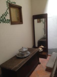 カステルヌオーヴォ・ディ・ガルファニャーナにあるLabarchettaokの鏡とテーブル(鉢付)