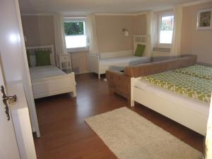 um quarto com 2 camas e 2 janelas em Allgäu Apartment em Memmingen