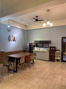 a kitchen with a table and chairs in a room at 910 Hostel 城南館-自助入住 in Yuli