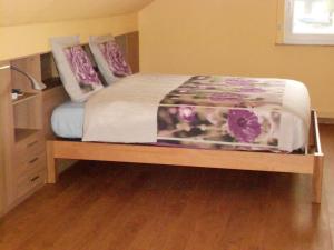 um quarto com uma cama com uma mesa e almofadas em Gite de la Rhosnes em Amougies