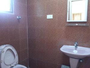 Koupelna v ubytování Roshini Serviced Apartments
