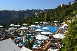 O vedere a piscinei de la sau din apropiere de Monteverde Hotel