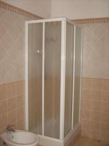 La salle de bains est pourvue d'une cabine de douche et de toilettes. dans l'établissement B&B Pacheco, à Paceco