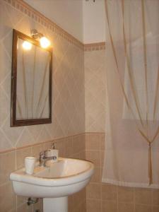 a bathroom with a sink and a mirror and a shower at B&B Pacheco in Paceco