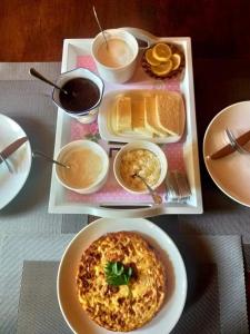 Guesthouse Evergreen في Oni: طاولة مليئة بأطباق الطعام والمشروبات