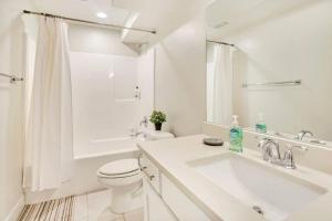 Baño blanco con aseo y lavamanos en New Furnished 2Bd Apt! Great for Long Stays, en Vineyard