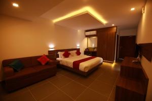 Llit o llits en una habitació de Silver Storm Resort Athirappilly
