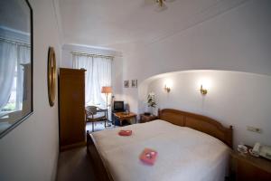 Postel nebo postele na pokoji v ubytování Hotel Goldener Hecht