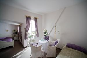 Postel nebo postele na pokoji v ubytování Hotel Goldener Hecht