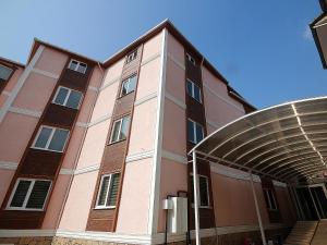 um grande edifício cor-de-rosa com aventricularricularricularstração em Trakya City Hotel em Edirne