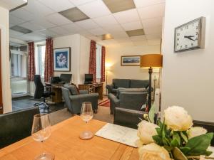 una sala de espera con copas de vino en una mesa en Palace Apartment Main Street, en Grange-over-Sands