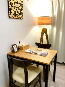 a desk with a chair and a table with a lamp at リブシティ錦糸町参番館上層階スカイツリーの眺望 in Tokyo