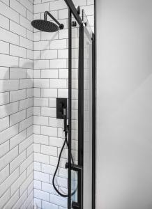 um chuveiro com uma porta de vidro na casa de banho em The Secret Cottage - Morpeth em Morpeth