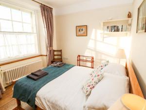 Schlafzimmer mit einem Bett und einem Fenster in der Unterkunft Monksmoor House in Middleton in Teesdale