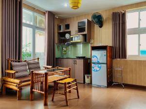 Una sala de estar con una mesa y un refrigerador. en Little Home Nha Trang Apartment, en Nha Trang 46 fotos más