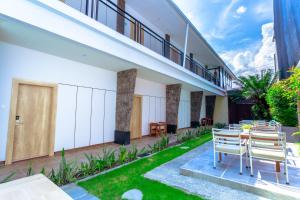 a courtyard with tables and chairs in a building at Lega Legi Town House Seminyak by The Lavana in Seminyak
