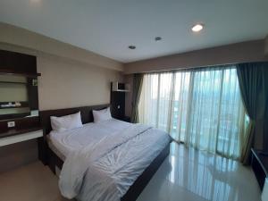 Llit o llits en una habitació de Cozy Tamansari Hive Cawang by Bonzela Property