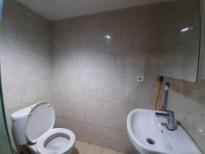 Bany a Cozy Tamansari Hive Cawang by Bonzela Property