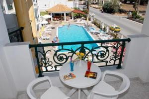 Sundlaugin á Aphrodite Hotel eða í nágrenninu