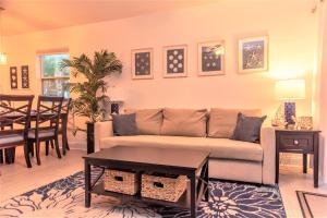 Ruang duduk di Seventh Seas half mile to the beach pet friendly Near to the Mayo Clinic - UNF - TPC Sawgrass - Convention Center - Shopping Malls - Under 3 Hours from DISNEY