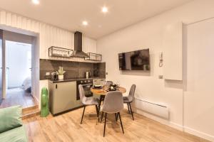 パリにあるSuperb and Cosy 2BR Apt In The Heart Of Paris ! 3Pのテーブルと椅子のあるキッチンとダイニングルーム +15枚の写真
