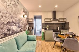 パリにあるSuperb and Cosy 2BR Apt In The Heart Of Paris ! 3Pのソファとテーブルのあるリビングルーム