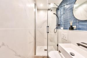 パリにあるSuperb and Cosy 2BR Apt In The Heart Of Paris ! 3Pのシャワー、トイレ、洗面台を備えたバスルーム