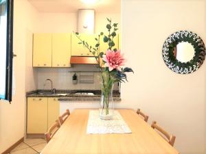A kitchen or kitchenette at Enjoy the sun from the garden of our flat
