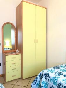 A bed or beds in a room at Enjoy the sun from the garden of our flat