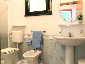 A bathroom at Enjoy the sun from the garden of our flat