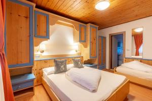 Säng eller sängar i ett rum på Albergo Dolomiti