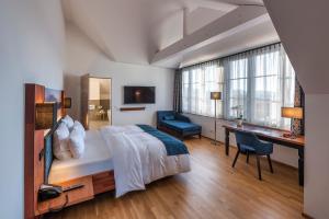 a hotel room with a bed and a desk and a desk at VILLA LINDE Seehotel in Bodman-Ludwigshafen