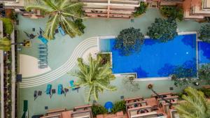 widok z powietrza na basen w ośrodku w obiekcie Neelams The Grand Hotel w mieście Calangute