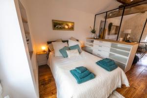 sypialnia z łóżkiem z 2 zielonymi poduszkami w obiekcie Studio design - Proche plage w Biarritz