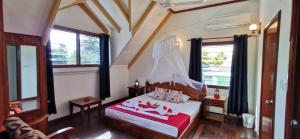 Un dormitorio con una cama con zapatos. en Chalets d'Anse Reunion, en La Digue