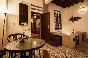 un soggiorno con tavolo e cucina di Hotel Penaga a George Town
