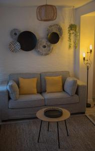 uma sala de estar com um sofá e uma mesa de centro em Calme et cosy em Obernai